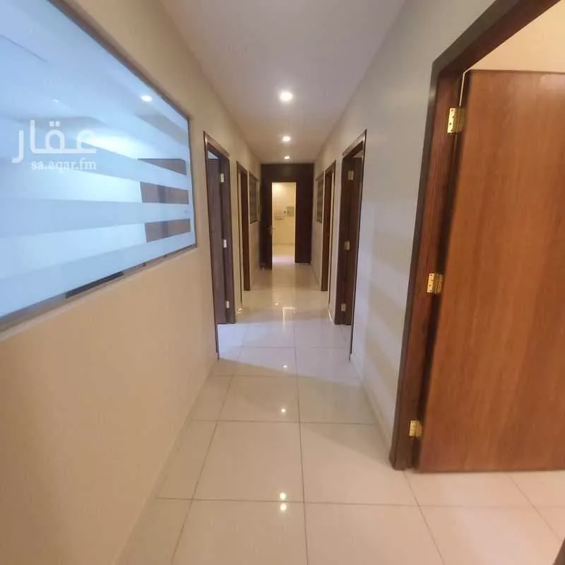 مكتب تجاري للإيجار في شارع عبدالله ابن سعود ابن عبدالعزيز الفرعي, حي الحمراء, مدينة الرياض, منطقة الرياض 1 صورة