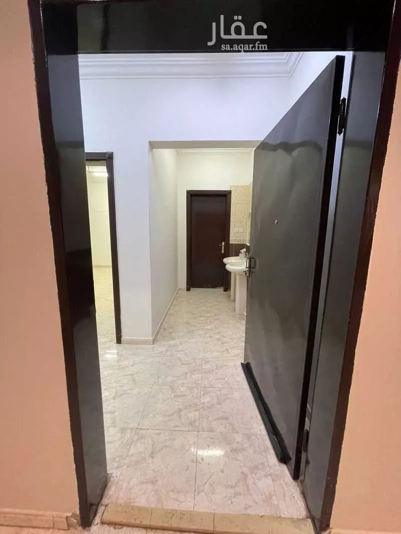 عمارة للإيجار في شارع عبدالرحمن بن قاسم, حي عكاظ, مدينة الرياض, منطقة الرياض 1 صورة