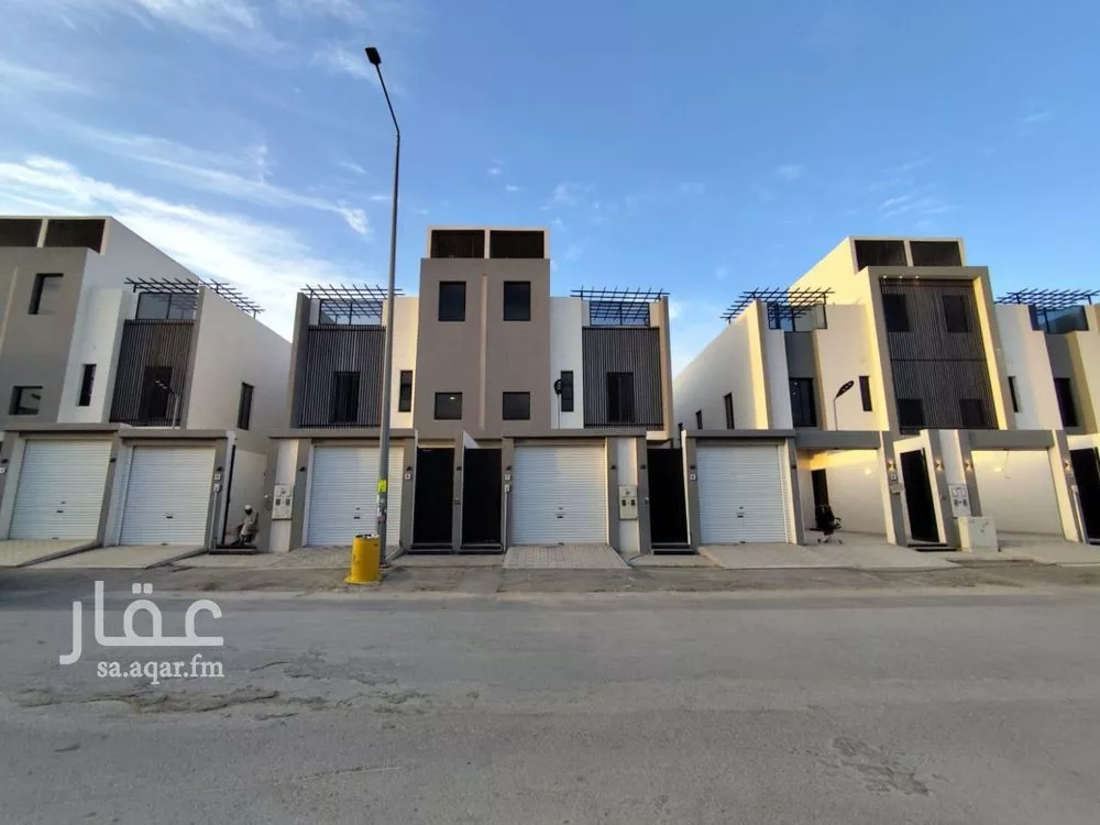 دور للبيع في شارع القاضي شريح, حي عكاظ, مدينة الرياض, منطقة الرياض 1 صورة