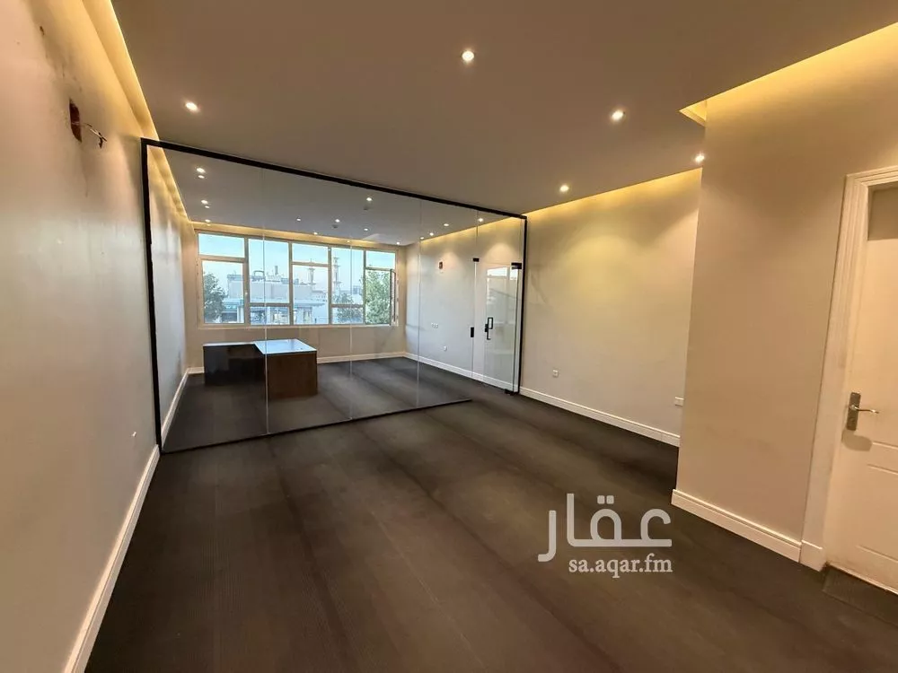 مكتب تجاري للإيجار في شارع الأمير مشعل بن عبد العزيز, حي عرقة, مدينة الرياض, منطقة الرياض 1 صورة