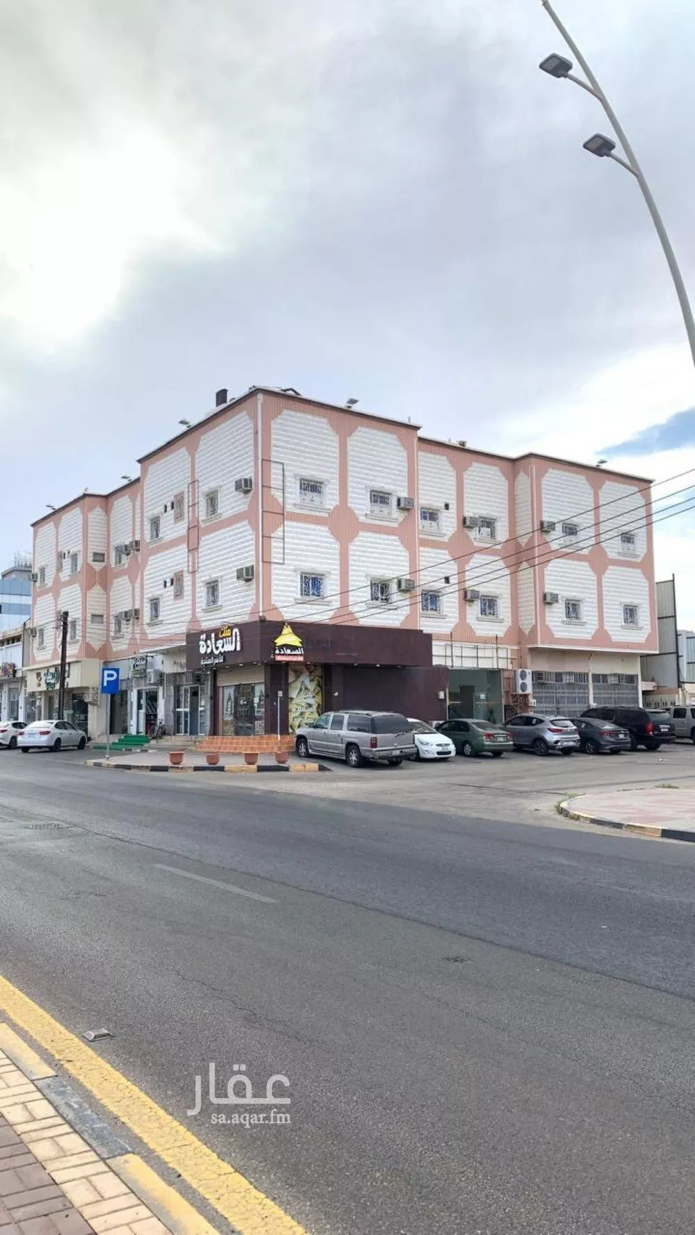 عمارة للبيع في شارع الملك فيصل ابن عبدالعزيز, حي الضباط, مدينة نجران, منطقة نجران 1 صورة