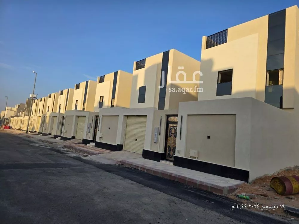 فيلا للبيع في شارع اياس ابن قتادة, حي الاناهي, مدينة المدينه المنوره, منطقة المدينة المنورة 1 صورة