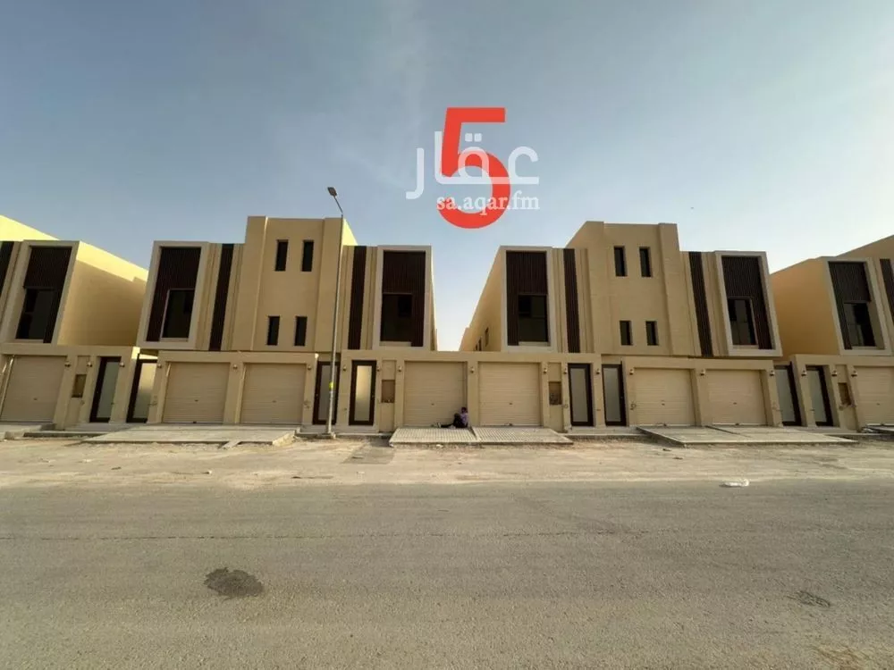 دور للبيع في شارع عبدالرحمن ابن مقبل, حي عكاظ, مدينة الرياض, منطقة الرياض 1 صورة