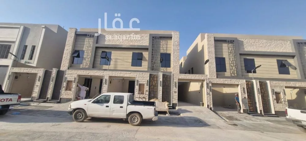 فيلا للبيع في شارع مصطفى عبدالرزاق, حي عكاظ, مدينة الرياض, منطقة الرياض 1 صورة