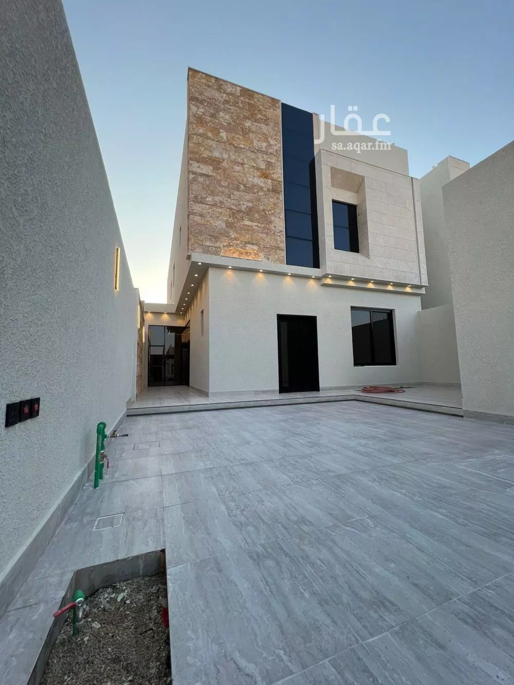 فيلا للبيع في شارع أبو أمية الأزدي, حي الملك فهد, مدينة عنيزة, منطقة القصيم 1 صورة