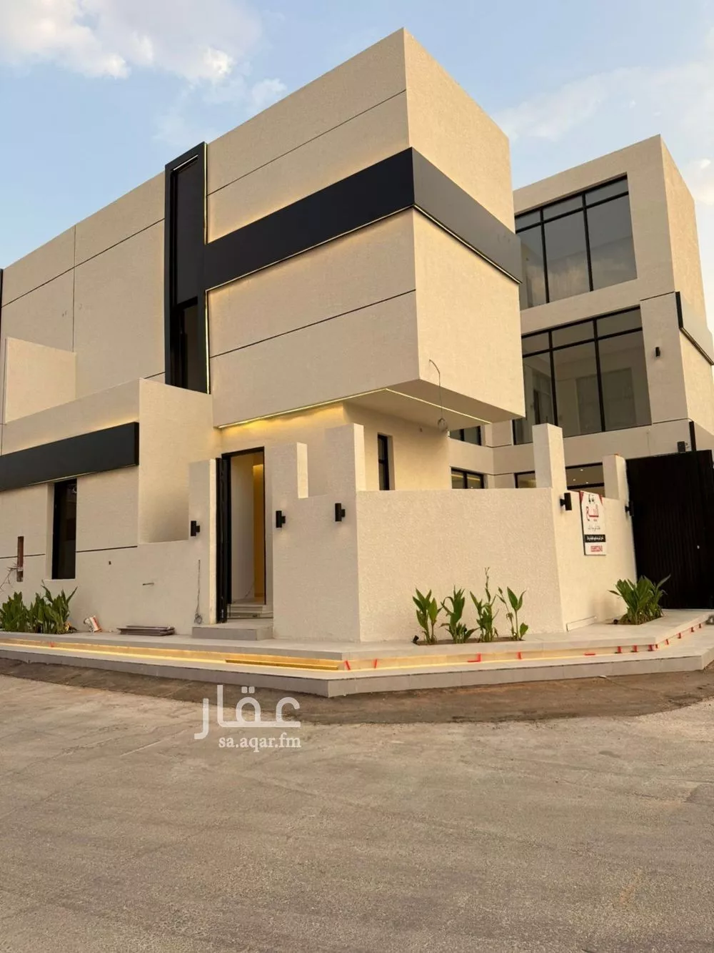 فيلا للبيع في شارع أحمد مفتي المكي الحنفي, حي المهدية, مدينة الرياض, منطقة الرياض 1 صورة