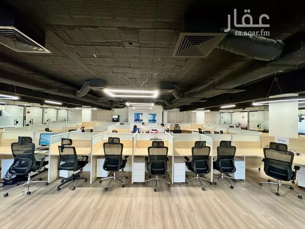 مكتب تجاري للإيجار في شارع ابن كثير, حي الملك عبدالعزيز, مدينة الرياض, منطقة الرياض 1 صورة