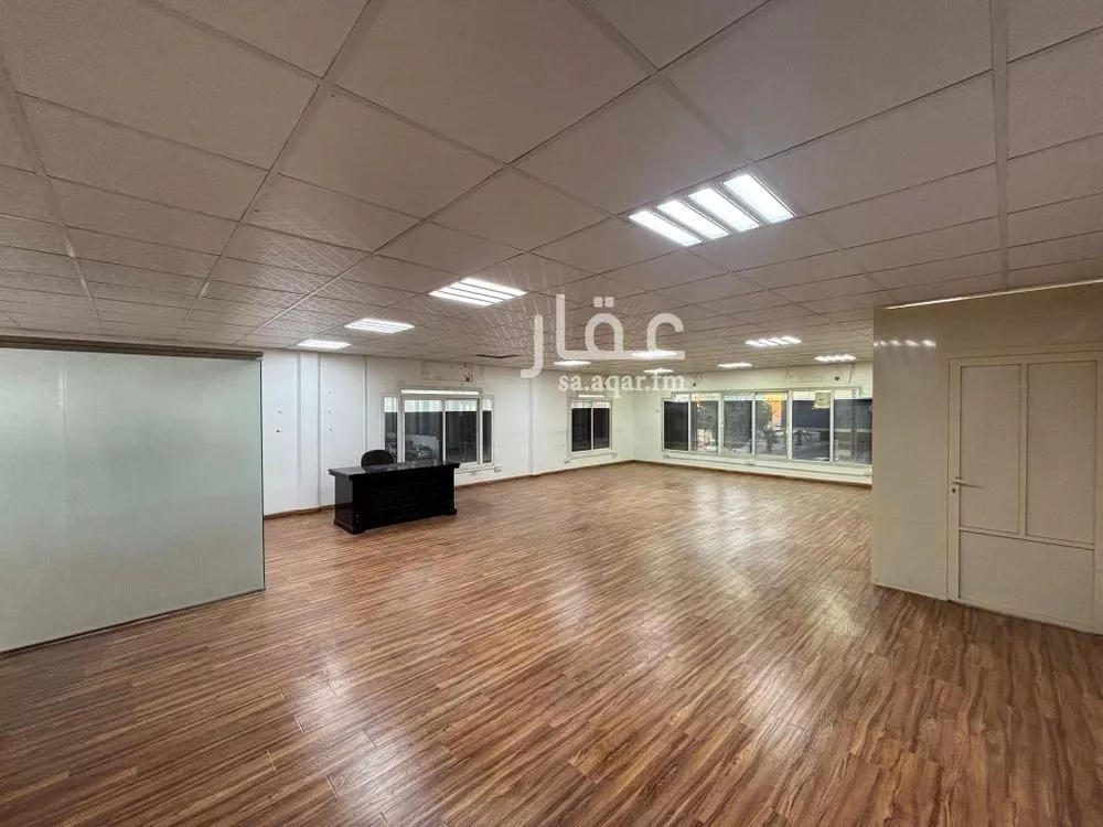 مكتب تجاري للإيجار في شارع طريق الظهران, حي الشروفية, مدينة الاحساء, المنطقة الشرقية 1 صورة