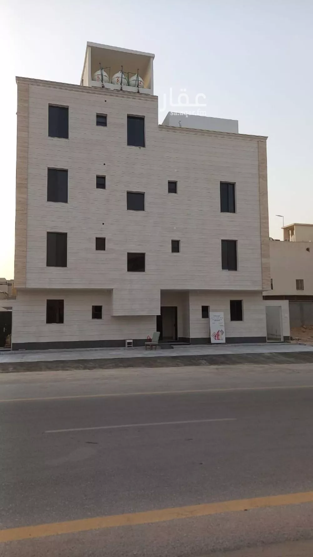 عمارة للبيع في شارع أبي عروة, حي المهدية, مدينة الرياض, منطقة الرياض 1 صورة