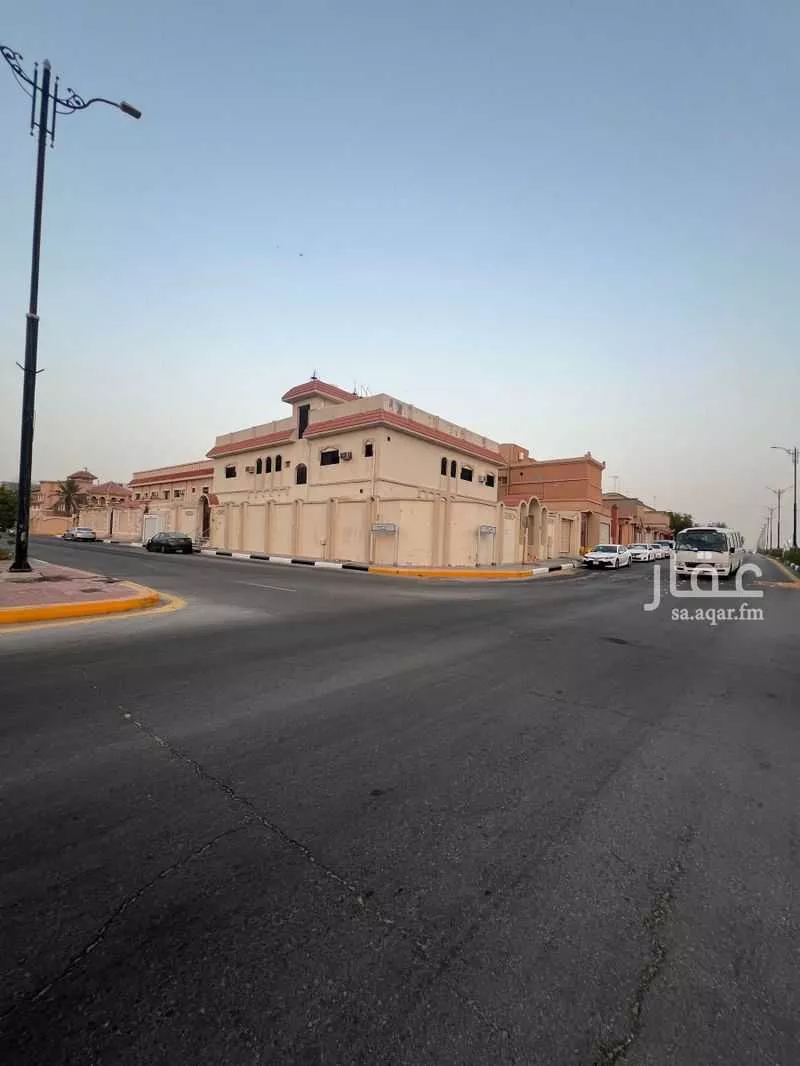فيلا للبيع في شارع عمر بن الخطاب, حي النزهة2, مدينة بقيق, المنطقة الشرقية 1 صورة