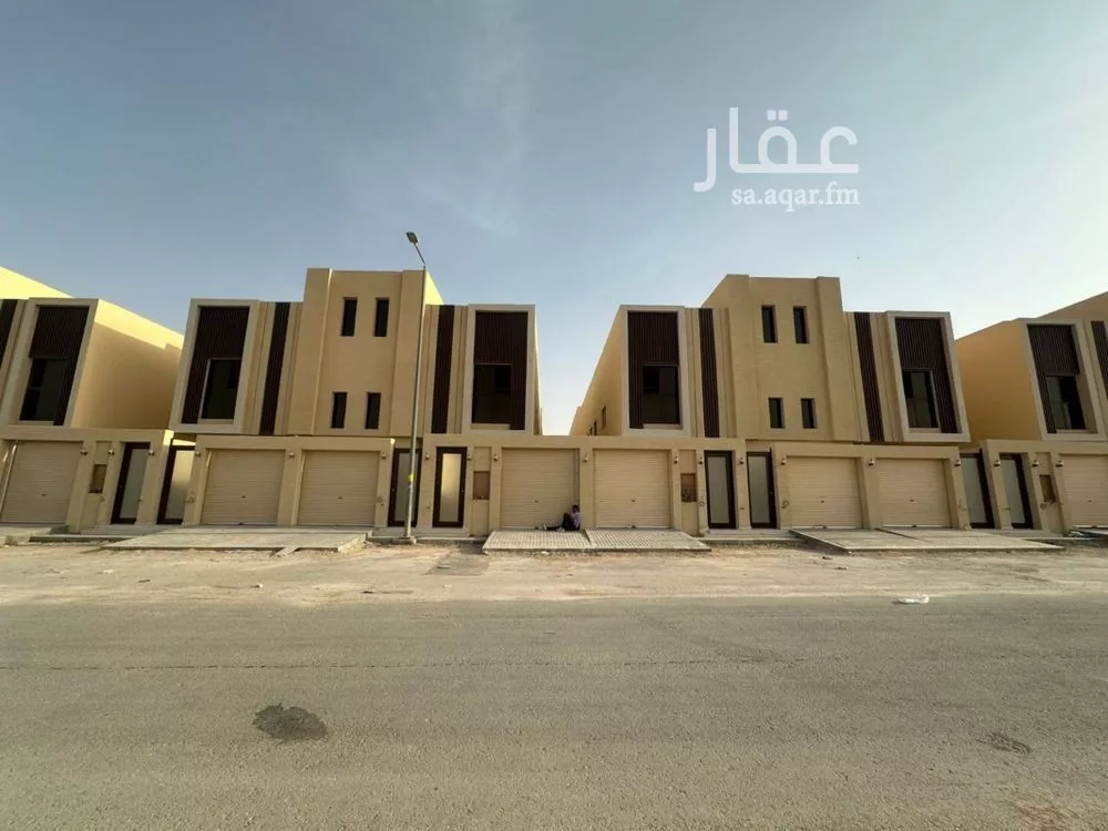 دور للبيع في شارع أحمد بن محمد البغدادي, حي عكاظ, مدينة الرياض, منطقة الرياض 1 صورة