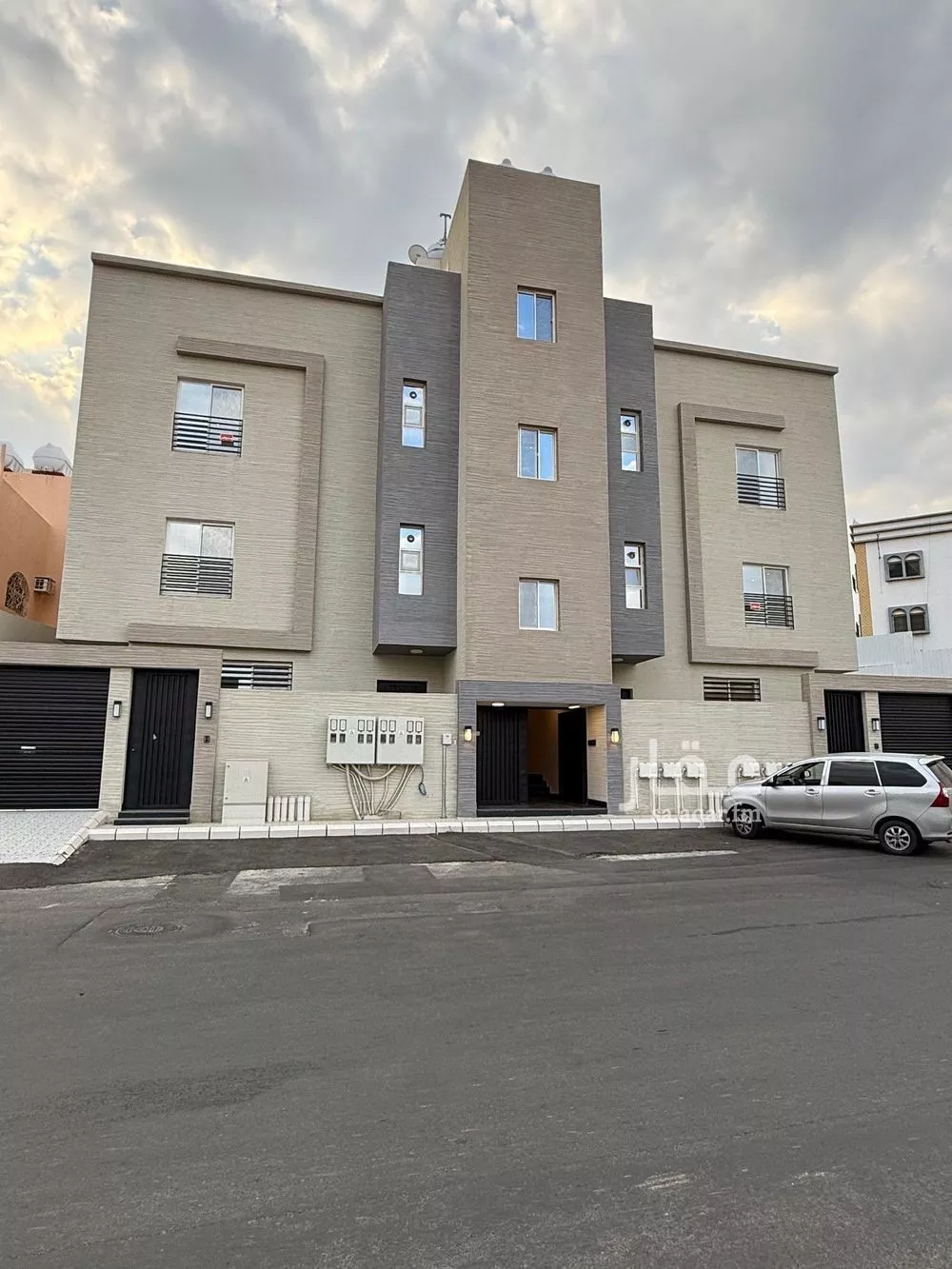 شقة للبيع في شارع الربيع, حي المروج, مدينة أبها, منطقة عسير 1 صورة