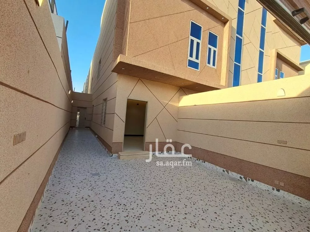 دور للبيع في شارع النفوذ, حي عكاظ, مدينة الرياض, منطقة الرياض 1 صورة