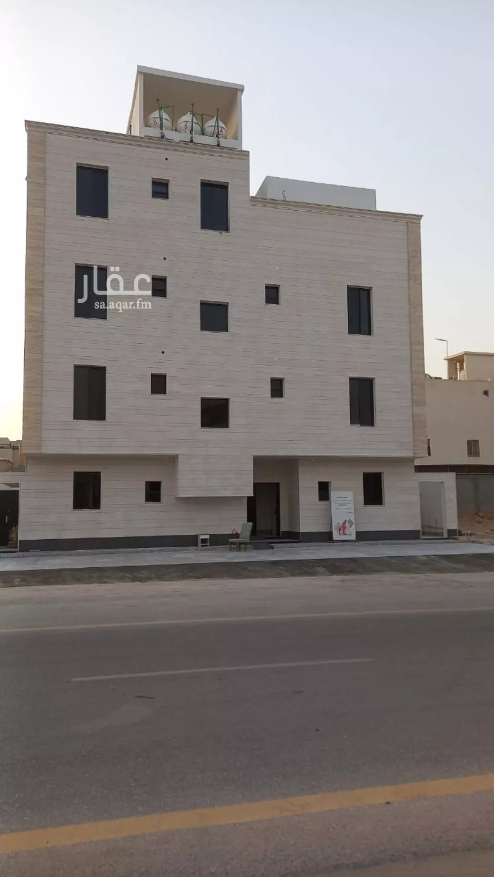 عمارة للبيع في شارع أبي عروة, حي المهدية, مدينة الرياض, منطقة الرياض 1 صورة