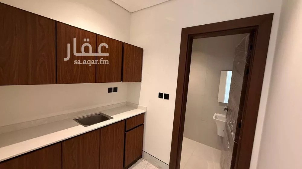 مكتب تجاري للإيجار في شارع الدائري الشرقي الفرعي, حي الفيصلية, مدينة الرياض, منطقة الرياض 1 صورة