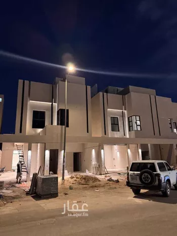 دور للبيع في شارع علي السكري, خشم العان, الرياض