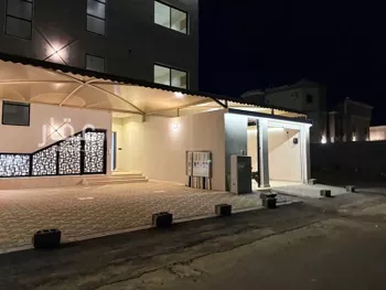 شقة للبيع في شارع 2550413, حي الورود, مدينة صامطه, منطقة جازان صورة 2