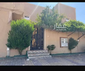 فيلا للبيع في شارع الملك سلمان بن عبدالعزيز ، حي العزيزية ، طريف‎ ، طريف