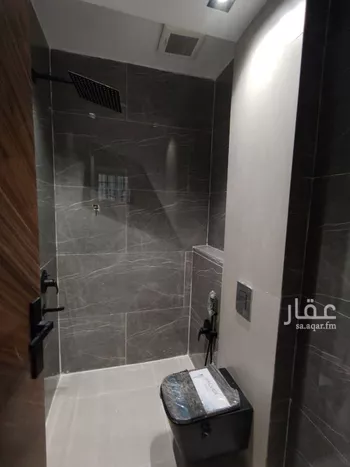 فيلا للبيع في شارع عبدالرحمن ابن مقبل, حي عكاظ, مدينة الرياض, منطقة الرياض