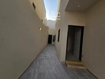 دور للبيع في شارع حسان بن قيس, حي بدر, مدينة الرياض, منطقة الرياض صورة 4