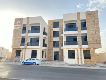 عمارة للبيع في صورة 2