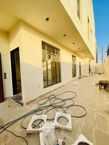فيلا للبيع في شارع زينب بنت أبي سلمة, حي المهدية, مدينة الرياض, منطقة الرياض صورة 5