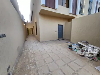 دور للبيع في شارع الربائع, حي عكاظ, مدينة الرياض, منطقة الرياض صورة 3