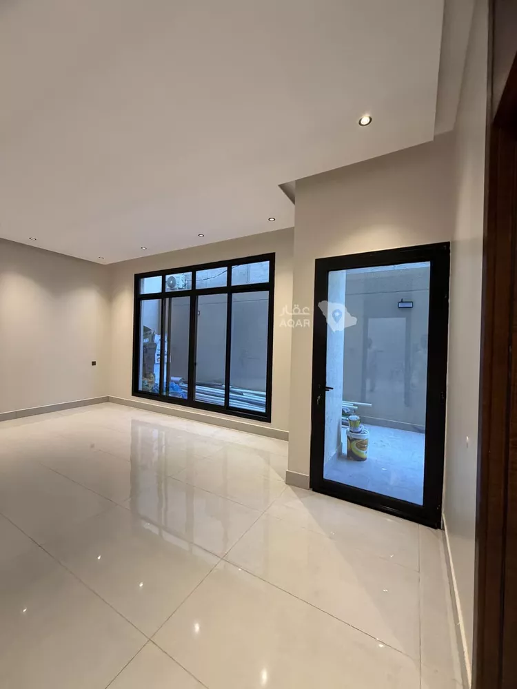 Floor for Sale in Riyadh Al Khaleej 2