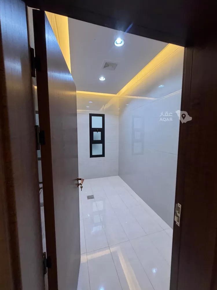 Floor for Sale in Riyadh Al Khaleej 19