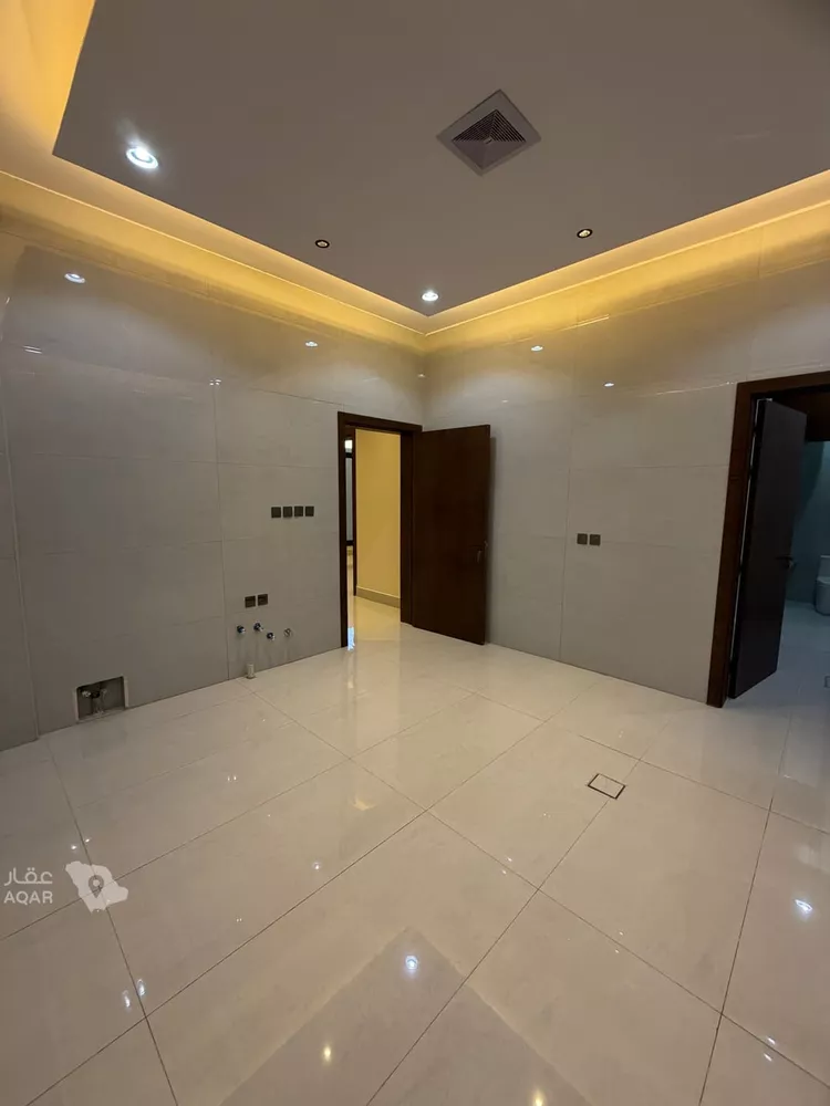Floor for Sale in Riyadh Al Khaleej 9