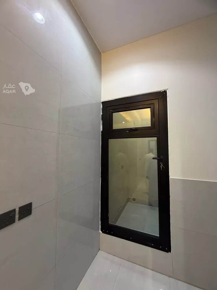 Floor for Sale in Riyadh Al Khaleej 11
