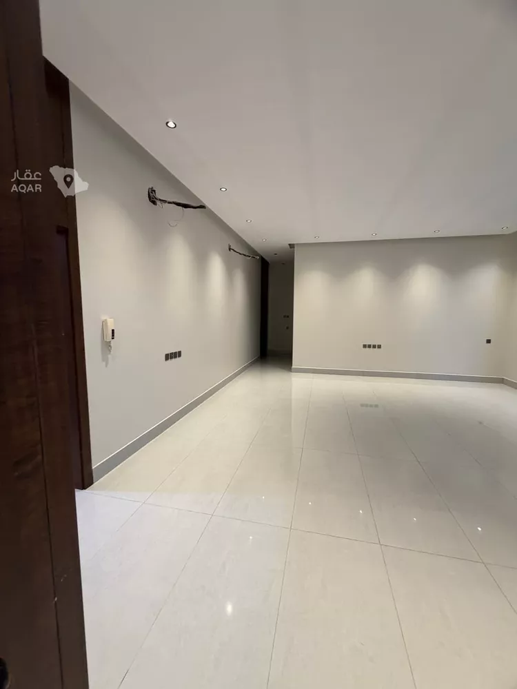 Floor for Sale in Riyadh Al Khaleej 3