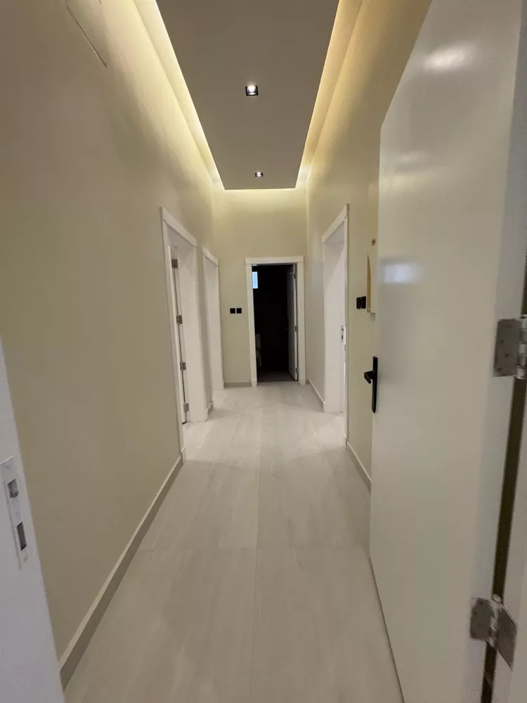 Floor for Sale in Riyadh Al Arid 7