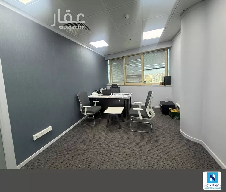مكتب تجاري للإيجار في صورة 2