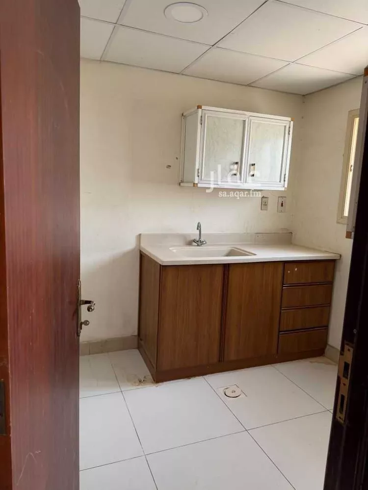 Commercial Office for Rent in Al Khobar Madinat Al Umal صورة 3