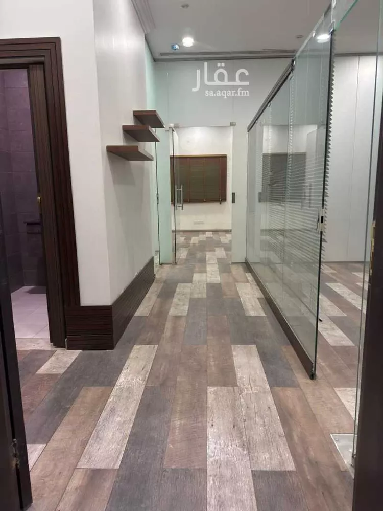 مكتب تجاري للإيجار في شارع الملك عبدالعزيز ابن عبدالرحمن سعود, حي الربيع, مدينة الرياض, منطقة الرياض 1 صورة