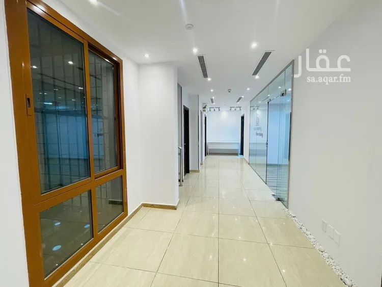 مكتب تجاري للإيجار في شارع الملك عبدالعزيز, حي الشاطئ, مدينة جدة, منطقة مكة المكرمة صورة 2