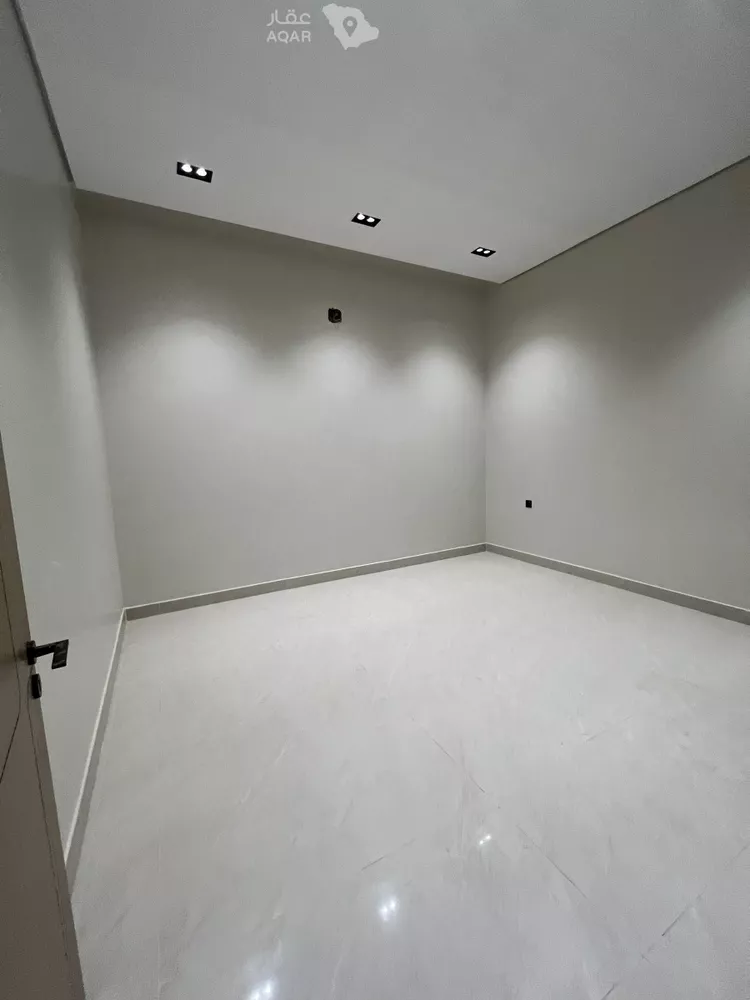 Floor for Sale in Riyadh Al Khaleej 11