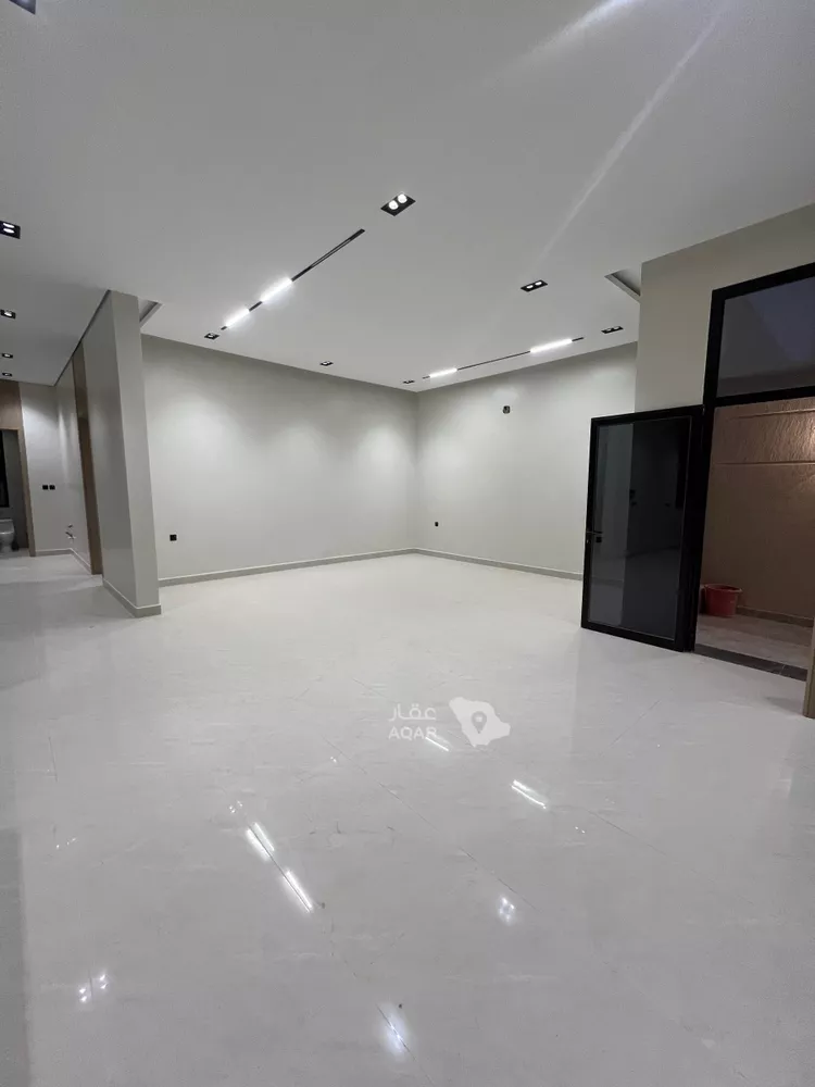 Floor for Sale in Riyadh Al Khaleej 4