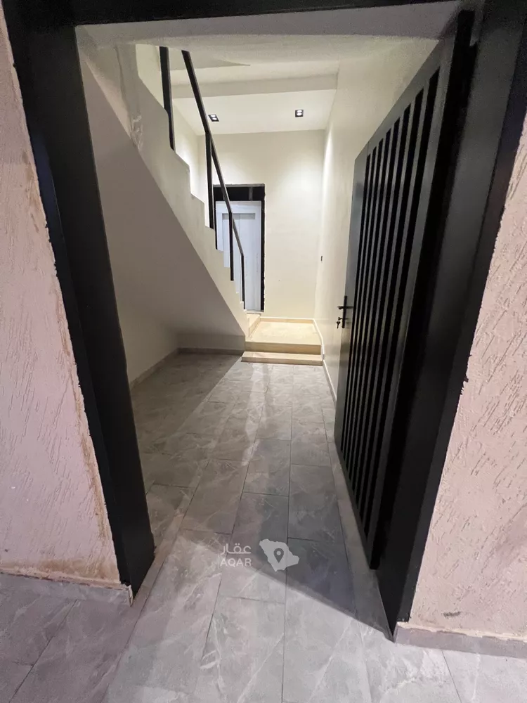 Floor for Sale in Riyadh Al Khaleej 7