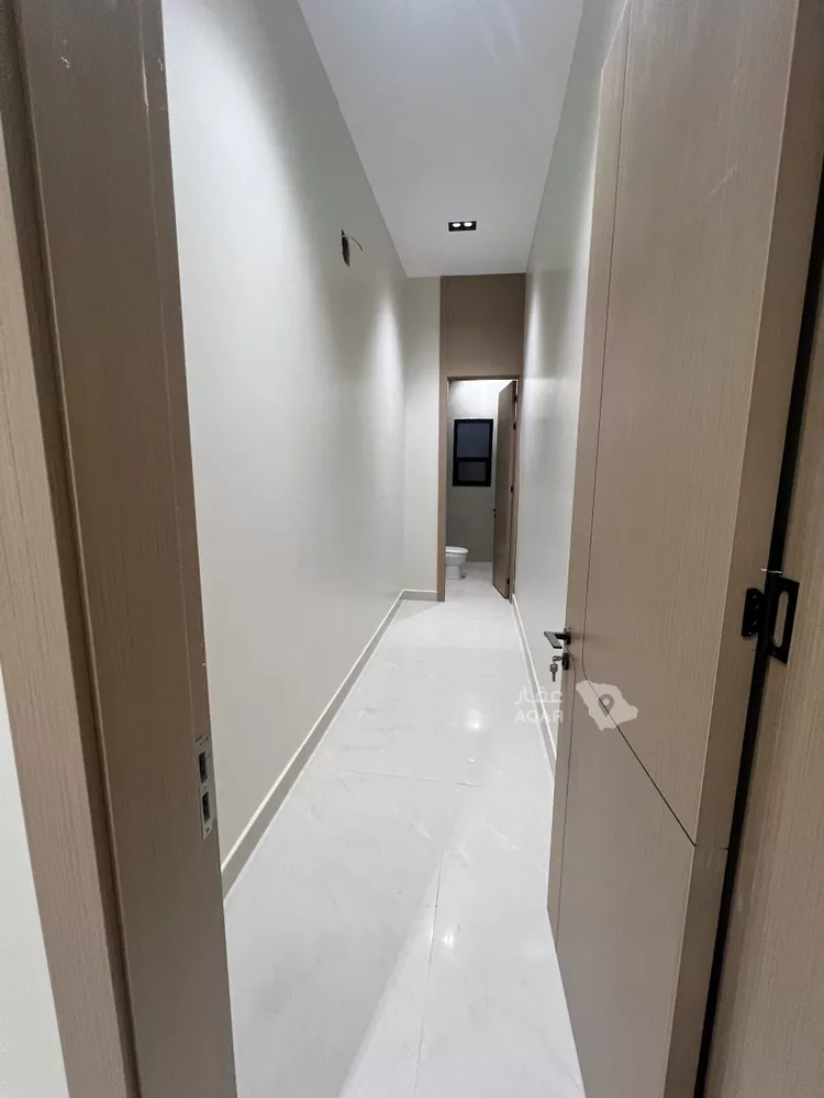 Floor for Sale in Riyadh Al Khaleej 3