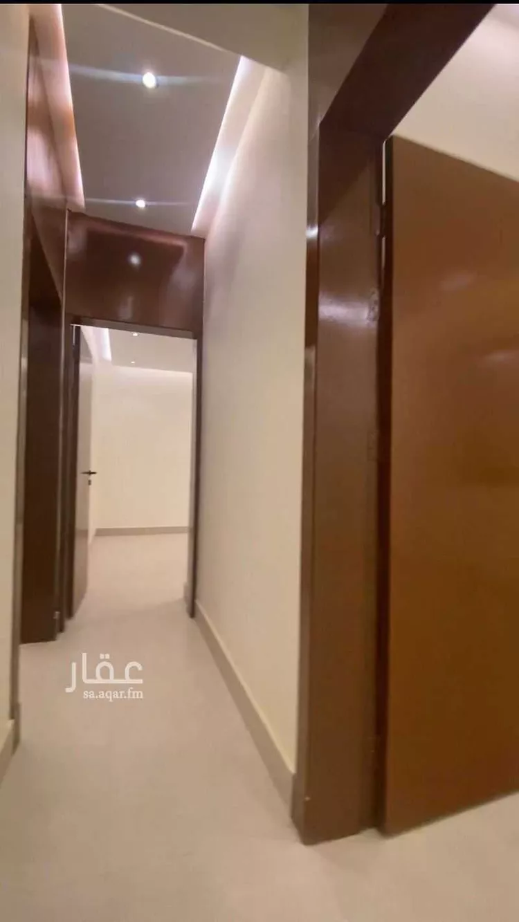 فيلا للبيع في شارع أحمد بن محمد البغدادي, حي عكاظ, مدينة الرياض, منطقة الرياض