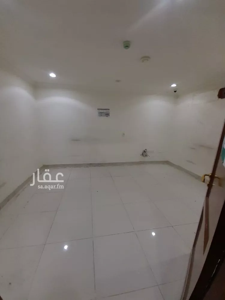 مكتب تجاري للإيجار في شارع ابي بكر الصديق الفرعي, حي المرسلات, مدينة الرياض, منطقة الرياض