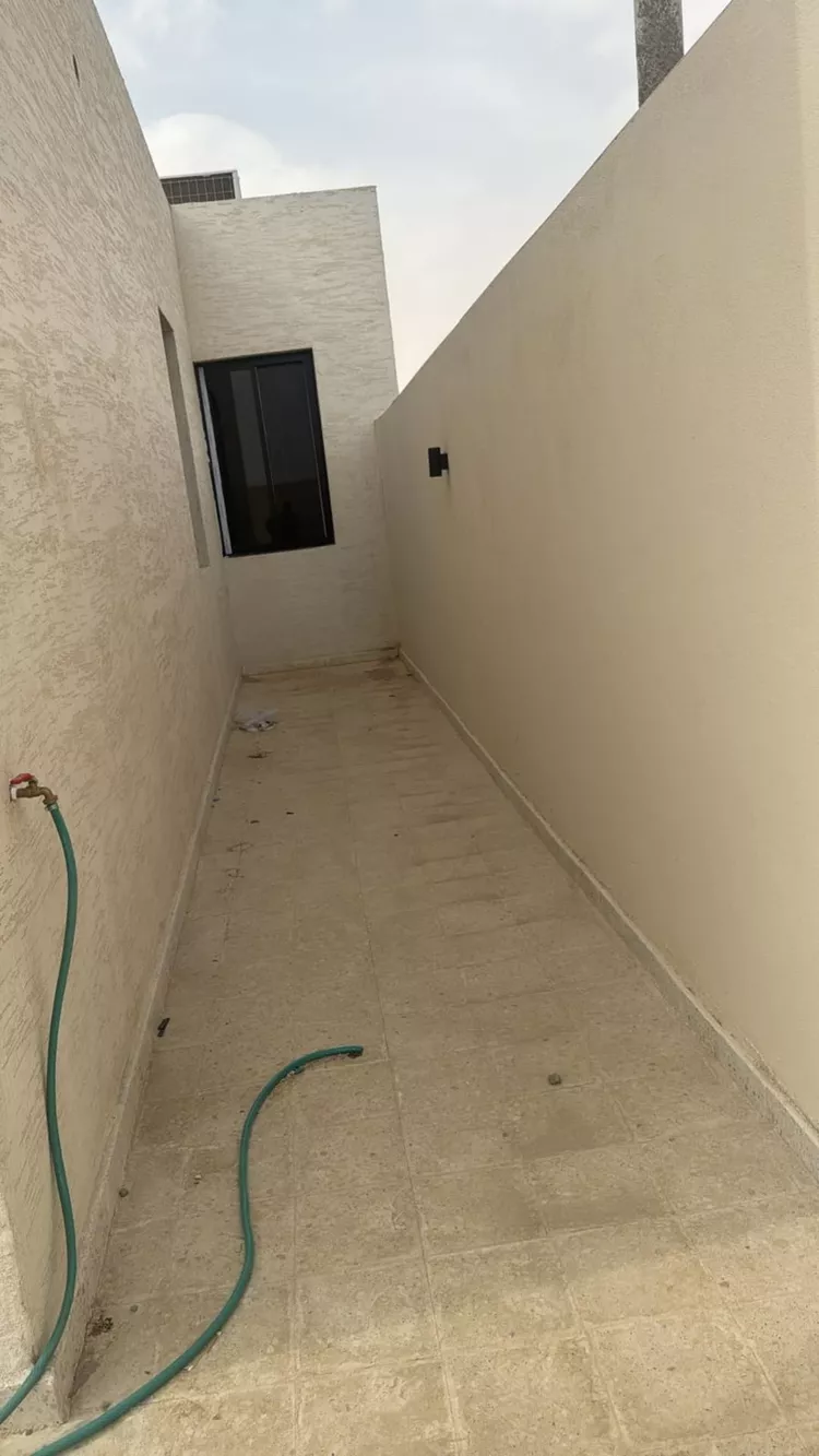Floor for Sale in Riyadh Al Janadriyah 9