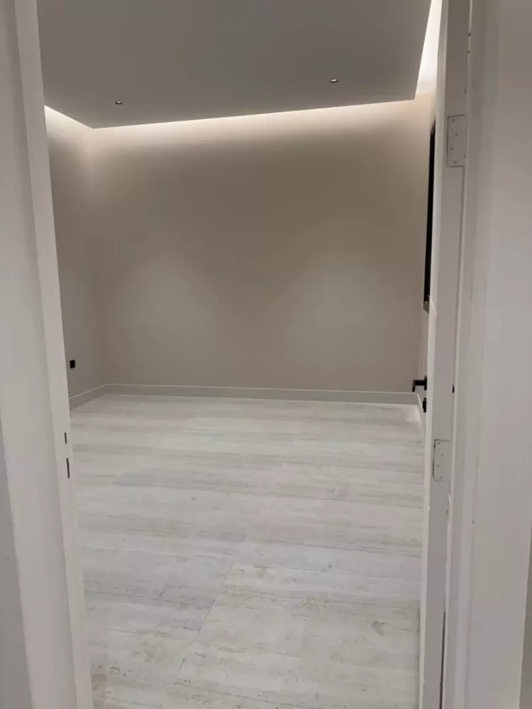 Floor for Sale in Riyadh Al Janadriyah 7