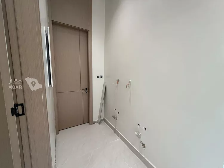 Floor for Sale in Riyadh Al Khaleej 9