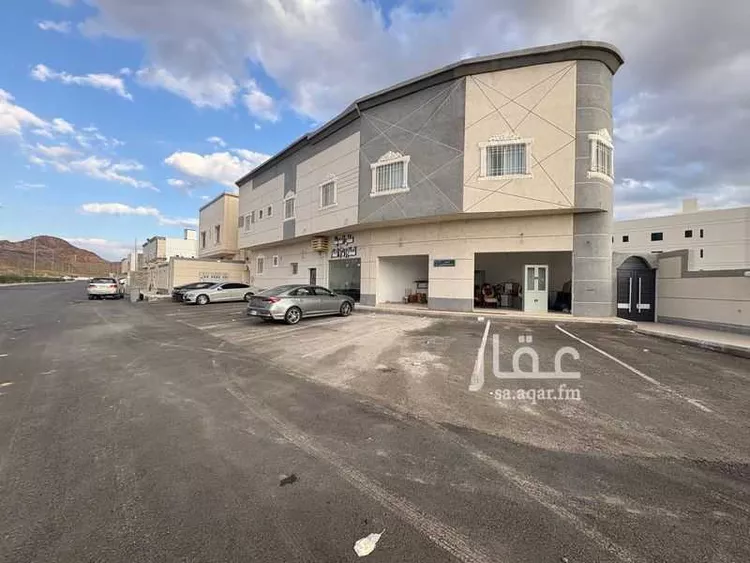 Building for Sale in Medina King Fahd صورة 3