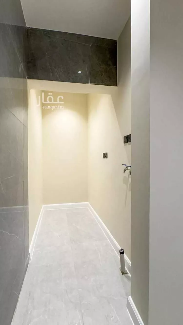 Floor for Rent in Riyadh Al Malqa 8