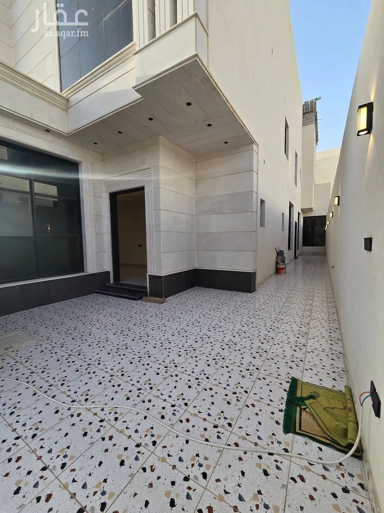 Floor for Sale in Riyadh Al Maizilah 12