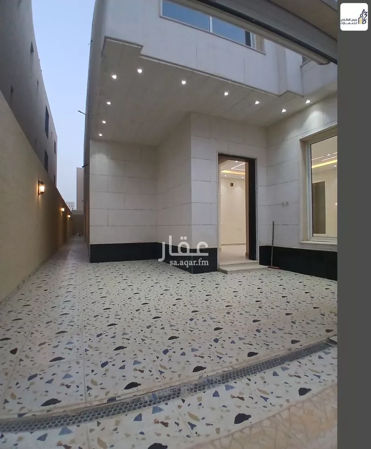 Floor for Sale in Riyadh Al Janadriyah 9
